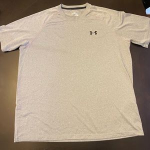 Gray men’s under armour shirt